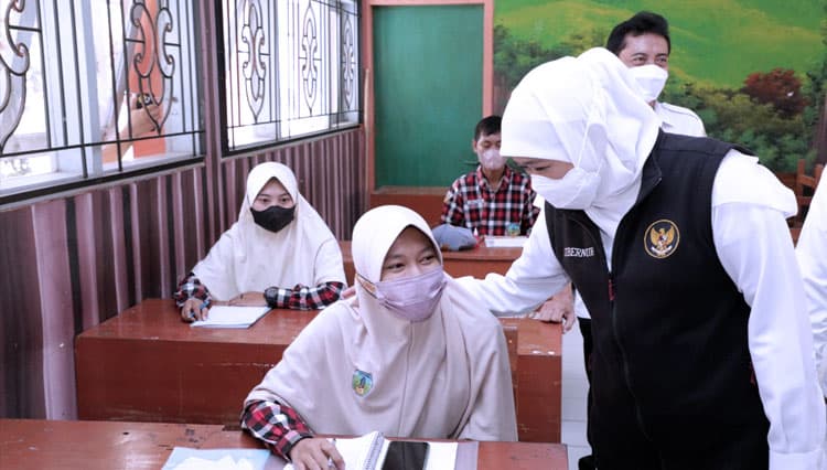 Gubernur Jatim Khofifah Pastikan PTM di Jatim Menyesuaikan Ketentuan Terbaru